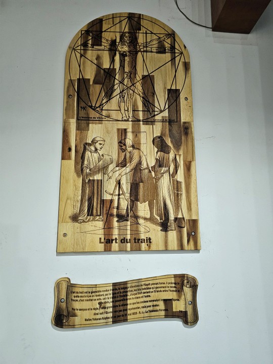 Panneau sculpté consacré à l’Art du Trait