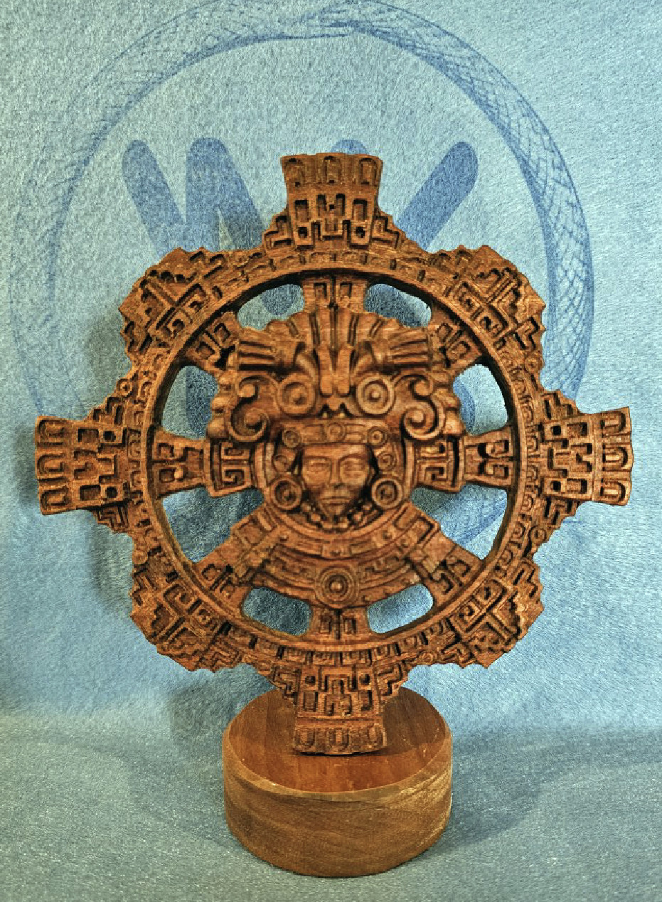 Croix aztèque sculptée