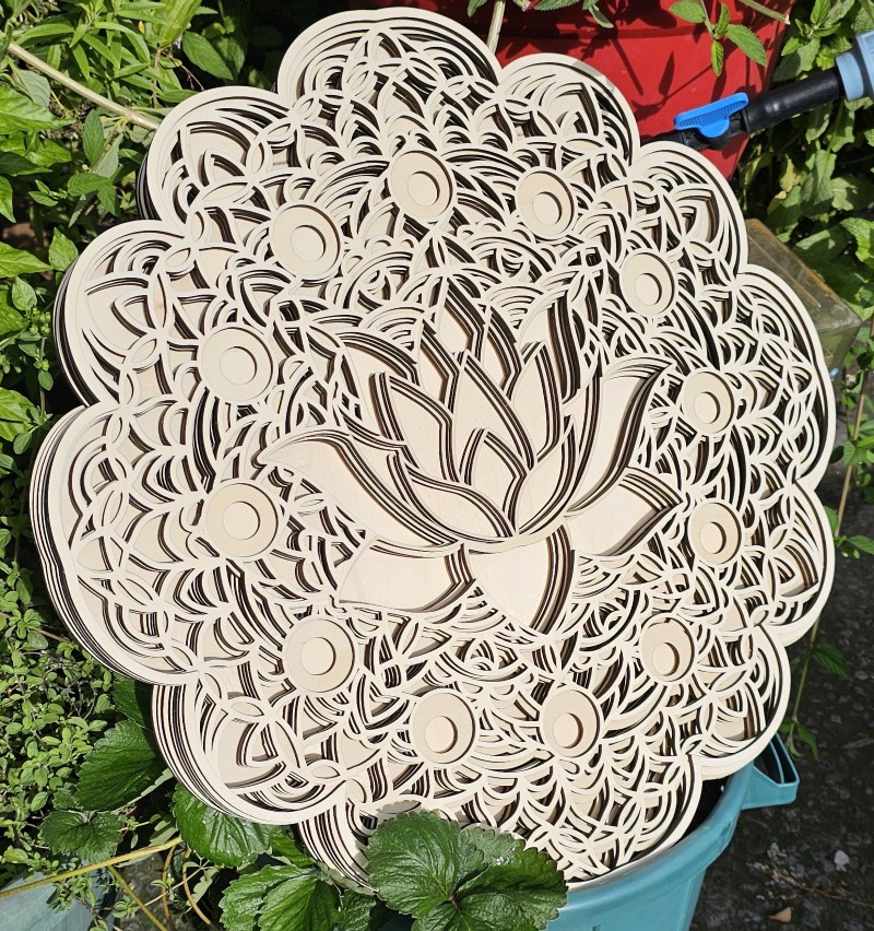 Mandala en bois en phase de construction avant peinture et assemblage final