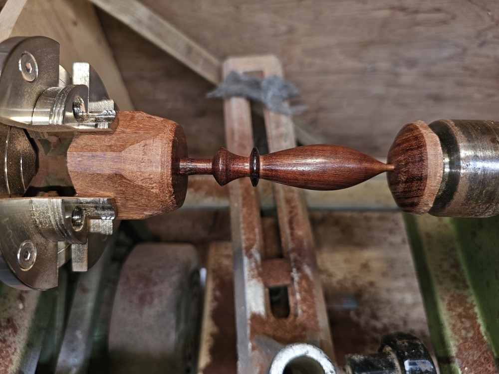 Pendule en bois en cours de façonnage sur le tour