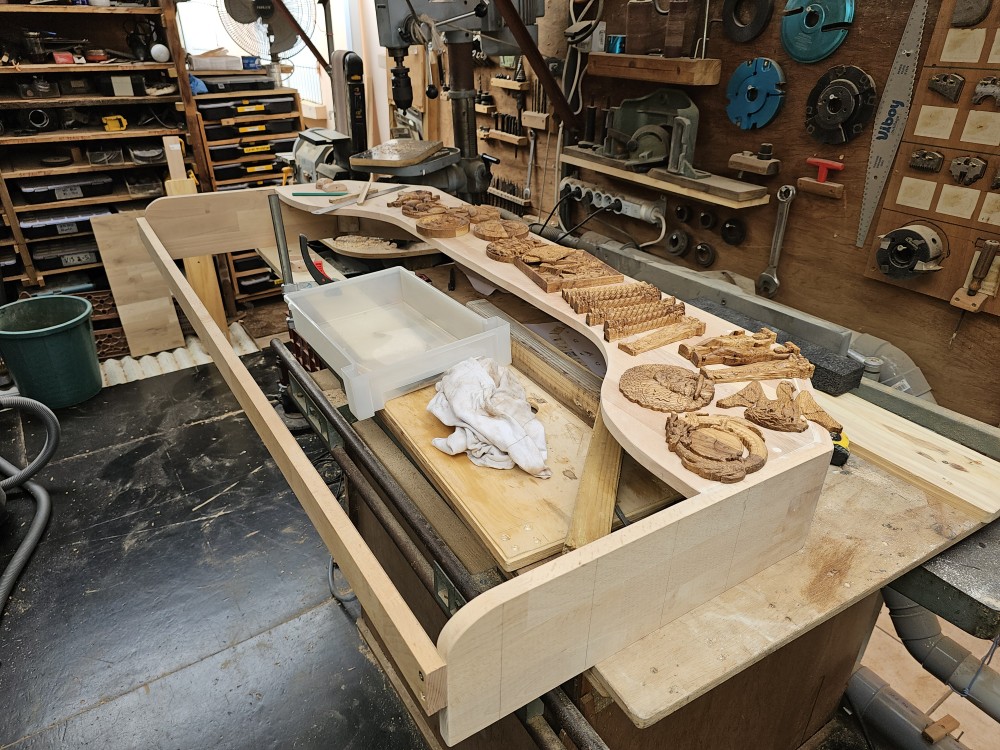 Ensemble sculpté en cours de réalisation dans l’atelier du Triangle du Savoir