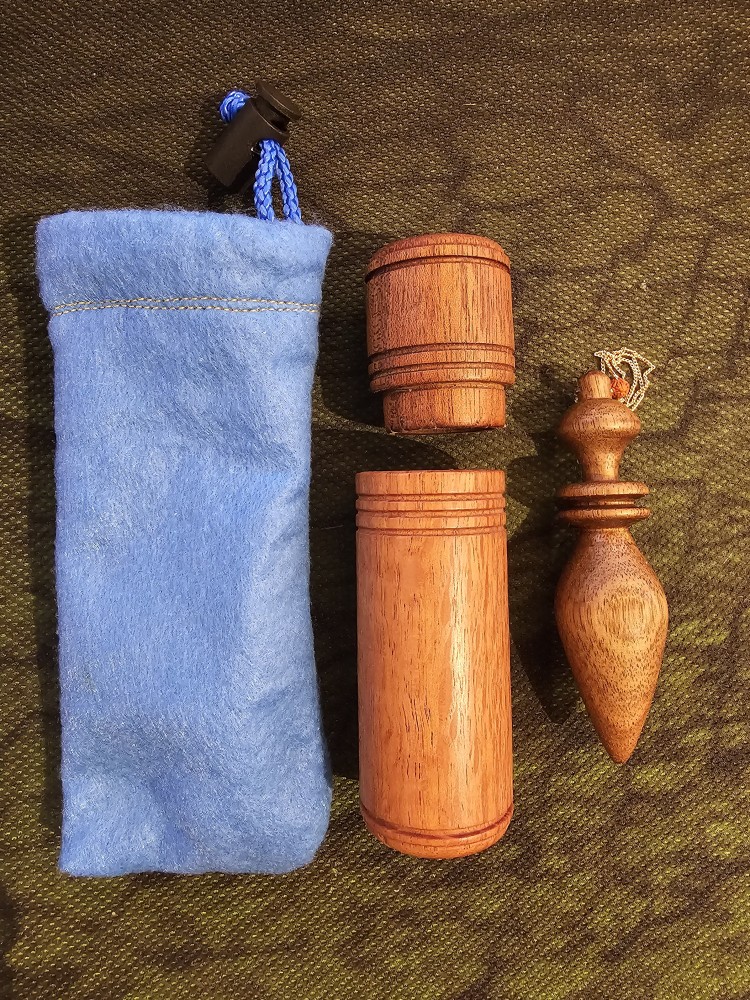Pendule en bois terminé avec son étui et sa pochette