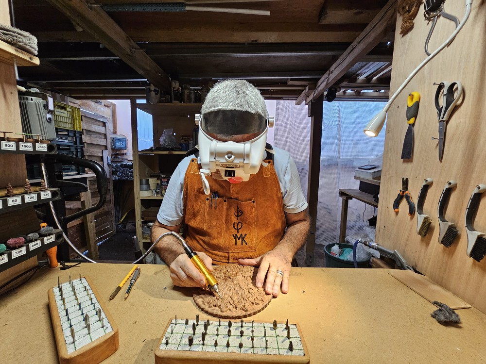 Travail de sculpture sur le Sylvain dans l’atelier du Triangle du Savoir